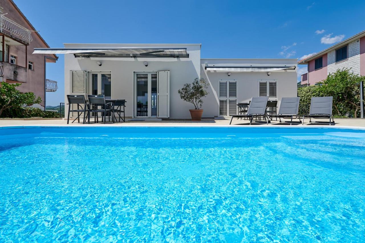 Nela & Sara - 2 Apartments With Heated Swimming Pool Seget Vranjica Kültér fotó